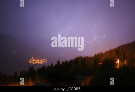 Blitz in La Tania in den Französischen Alpen Stockfoto