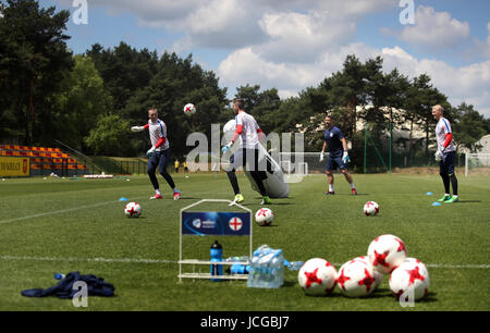 England U21-Torwart Jordan Pickford (links) erwärmt sich mit Angus Gunn und Jonathan Mitchell (rechts) während der Trainingseinheit im Stadion Kusocinskiego in Kielce, Polen. PRESSEVERBAND Foto. Bild Datum: Donnerstag, 15. Juni 2017. Sehen Sie PA Geschichte Fußball England U21. Bildnachweis sollte lauten: Nick Potts/PA Wire. Einschränkungen: Editorial Gebrauch, nicht für kommerzielle Zwecke ohne vorherige Genehmigung. Stockfoto