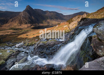 Wasserfall auf Afon Lloer, Llyn Ogwen und Tryfan, Ogwen Valley, Glyderau, Snowdonia National Park, North Wales, UK Stockfoto