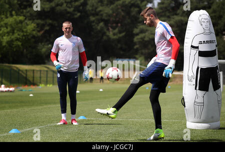 England U21-Torwart Jordan Pickford (links) erwärmt sich mit Angus Gunn während der Trainingseinheit im Stadion Kusocinskiego in Kielce, Polen. PRESSEVERBAND Foto. Bild Datum: Donnerstag, 15. Juni 2017. Sehen Sie PA Geschichte Fußball England U21. Bildnachweis sollte lauten: Nick Potts/PA Wire. Einschränkungen: Editorial Gebrauch, nicht für kommerzielle Zwecke ohne vorherige Genehmigung. Stockfoto