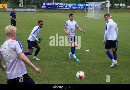 England U21 Ben Chilwell (Mitte), Jacob Murphy (links) und Alfie Mawson (rechts) während der Trainingseinheit im Stadion Kusocinskiego in Kielce, Polen. PRESSEVERBAND Foto. Bild Datum: Donnerstag, 15. Juni 2017. Sehen Sie PA Geschichte Fußball England U21. Bildnachweis sollte lauten: Nick Potts/PA Wire. Einschränkungen: Editorial Gebrauch, nicht für kommerzielle Zwecke ohne vorherige Genehmigung. Stockfoto