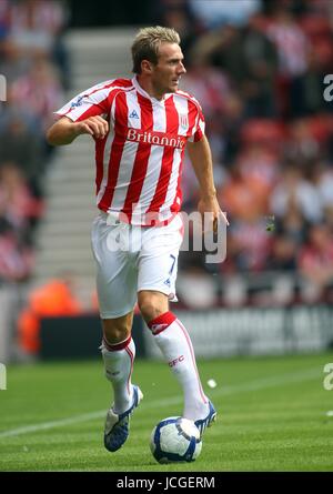 LIAM LAWRENCE STOKE CITY FC STOKE CITY V BURNLEY BRITANNIA STADIUM, STOKE, ENGLAND 15. August 2009 DIY99497 Warnung! Dieses Foto kann nur für die Zeitung bzw. Zeitschrift redaktionelle Zwecke verwendet werden. Darf nicht für Internet/Online-Nutzung Nor für Publikationen unter Einbeziehung 1 Spieler, 1 Club oder 1 Wettbewerb, ohne schriftliche Genehmigung von Football DataCo Ltd. Für Rückfragen, bitte Kontakt Football DataCo Ltd unter + 44 (0) 207 864 9121 Stockfoto