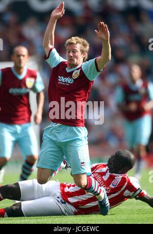 WADE ELLIOTT & ABDOULAYE FAYE STOKE CITY V BURNLEY STOKE CITY V BURNLEY BRITANNIA STADIUM, STOKE, ENGLAND 15. August 2009 DIY99532 Warnung! Dieses Foto kann nur für die Zeitung bzw. Zeitschrift redaktionelle Zwecke verwendet werden. Darf nicht für Internet/Online-Nutzung Nor für Publikationen unter Einbeziehung 1 Spieler, 1 Club oder 1 Wettbewerb, ohne schriftliche Genehmigung von Football DataCo Ltd. Für Rückfragen, bitte Kontakt Football DataCo Ltd unter + 44 (0) 207 864 9121 Stockfoto