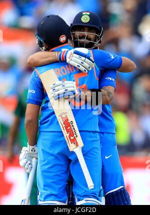 Indiens Virat Kohli (rechts) feiert mit Rohit Sharma (links) nach der ICC Champions Trophy, Halbfinale bei Edgbaston, Birmingham. Stockfoto