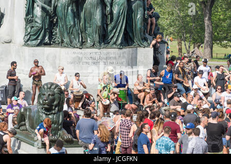 Montreal Tamtams Trommeln Sitzungen finden statt am Sonntag in Mount Royal Park (Juni 2017) Stockfoto