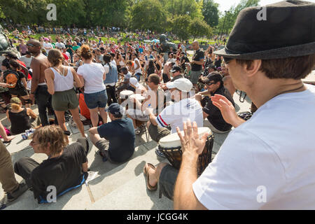 Montreal Tamtams Trommeln Sitzungen finden statt am Sonntag in Mount Royal Park (Juni 2017) Stockfoto