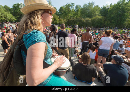 Montreal Tamtams Trommeln Sitzungen finden statt am Sonntag in Mount Royal Park (Juni 2017) Stockfoto