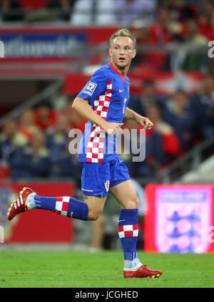 IVAN RAKITIC Kroatien & SCHALKE 04 ENGLAND V Kroatien WEMBLEY STADIUM, LONDON, ENGLAND 9. September 2009 DIZ101317 Warnung! Dieses Foto kann nur für die Zeitung bzw. Zeitschrift redaktionelle Zwecke verwendet werden. Darf nicht für Internet/Online-Nutzung Nor für Publikationen unter Einbeziehung 1 Spieler, 1 Club oder 1 Wettbewerb, ohne schriftliche Genehmigung von Football DataCo Ltd. Für Rückfragen, bitte Kontakt Football DataCo Ltd unter + 44 (0) 207 864 9121 Stockfoto