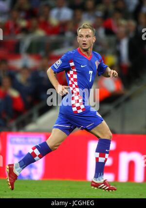 IVAN RAKITIC Kroatien & SCHALKE 04 ENGLAND V Kroatien WEMBLEY STADIUM, LONDON, ENGLAND 9. September 2009 DIZ101319 Warnung! Dieses Foto kann nur für die Zeitung bzw. Zeitschrift redaktionelle Zwecke verwendet werden. Darf nicht für Internet/Online-Nutzung Nor für Publikationen unter Einbeziehung 1 Spieler, 1 Club oder 1 Wettbewerb, ohne schriftliche Genehmigung von Football DataCo Ltd. Für Rückfragen, bitte Kontakt Football DataCo Ltd unter + 44 (0) 207 864 9121 Stockfoto