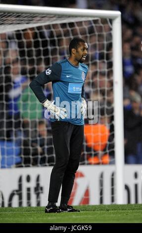 HELTON FC PORTO CHELSEA V FC PORTO, CHAMPIONS LEAGUE STAMFORD BRIDGE, LONDON, ENGLAND 15. September 2009 DIZ102404 CHELSEA V FC PORTO Warnung! Dieses Foto kann nur für die Zeitung bzw. Zeitschrift redaktionelle Zwecke verwendet werden. Kann nicht werden verwendet für Publikationen unter Einbeziehung 1 Spieler, 1 Club oder 1 Wettbewerb ohne schriftliche Genehmigung von Football DataCo Ltd. Für Rückfragen, bitte Kontakt Football DataCo Ltd unter + 44 (0) 207 864 9121 Stockfoto