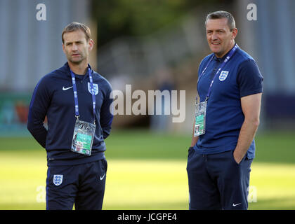 England U21-Manager Aidy Boothroyd (rechts) und FA Technical Director Dan Ashworth während der Team-Rundgang in der Kolporter Arena in Kielce, Polen. Stockfoto