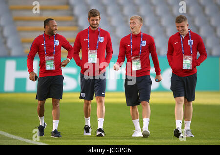 England U21 (von links nach rechts) Nathan Redmond, Jack Stephens, James Ward-Prowse und Matt Targett während der Team-Rundgang in der Kolporter Arena in Kielce, Polen. Stockfoto