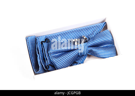 Blaue Fliege mit einem Muster auf weißem Hintergrund. Zubehör für formelle Kleidung. Herren- und Damen Accessoires. Herren- und Damen Fliege. Hipster-Stil Stockfoto