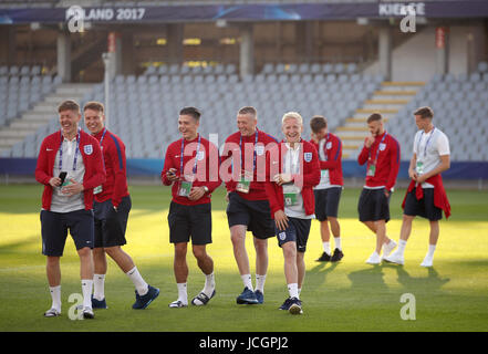 England U21 Will Hughes (Mitte rechts) teilt einen Witz mit Alfie Mawson (links), während das Team Rundgang in der Kolporter Arena in Kielce, Polen. Stockfoto