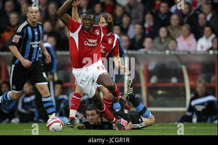 GUY MOUSSI & ANDY CARROLL NOTTS Wald V NEWCASTLE UNITED NOTTINGHAM FOREST V NEWCASTLE UNITED FC, COCA-COLA Meisterschaft CITY GROUND, NOTTINGHAM, ENGLAND 17. Oktober 2009 GAA1035 Warnung! Dieses Foto kann nur für die Zeitung bzw. Zeitschrift redaktionelle Zwecke verwendet werden. Darf nicht für Internet/Online-Nutzung Nor für Publikationen unter Einbeziehung 1 Spieler, 1 Club oder 1 Wettbewerb, ohne schriftliche Genehmigung von Football DataCo Ltd. Für Rückfragen, bitte Kontakt Football DataCo Ltd unter + 44 (0) 207 864 9121 Stockfoto