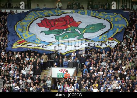RIESIGE BLACKBURN Flagge BLACKBURN ROVERS FC BLACKBURN ROVERS V BURNLEY, BARCLAYS PREMIERSHIP EWOOD PARK, BLACKBURN, ENGLAND 18. Oktober 2009 GAA1300 Warnung! Dieses Foto kann nur für die Zeitung bzw. Zeitschrift redaktionelle Zwecke verwendet werden. Darf nicht für Internet/Online-Nutzung Nor für Publikationen unter Einbeziehung 1 Spieler, 1 Club oder 1 Wettbewerb, ohne schriftliche Genehmigung von Football DataCo Ltd. Für Rückfragen, bitte Kontakt Football DataCo Ltd unter + 44 (0) 207 864 9121 Stockfoto