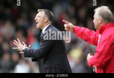 NIGEL ADKINS SCUNTHORPE UNITED MANAGER SCUNTHORPE V SHEFFIELD UNITED größere PARK, SCUNTHORPE, ENGLAND 17. Oktober 2009 GAA1380 Warnung! Dieses Foto kann nur für die Zeitung bzw. Zeitschrift redaktionelle Zwecke verwendet werden. Darf nicht für Internet/Online-Nutzung Nor für Publikationen unter Einbeziehung 1 Spieler, 1 Club oder 1 Wettbewerb, ohne schriftliche Genehmigung von Football DataCo Ltd. Für Rückfragen, bitte Kontakt Football DataCo Ltd unter + 44 (0) 207 864 9121 Stockfoto