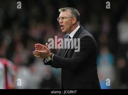 NIGEL ADKINS SCUNTHORPE UNITED MANAGER SCUNTHORPE V SHEFFIELD UNITED größere PARK, SCUNTHORPE, ENGLAND 17. Oktober 2009 GAA1396 Warnung! Dieses Foto kann nur für die Zeitung bzw. Zeitschrift redaktionelle Zwecke verwendet werden. Darf nicht für Internet/Online-Nutzung Nor für Publikationen unter Einbeziehung 1 Spieler, 1 Club oder 1 Wettbewerb, ohne schriftliche Genehmigung von Football DataCo Ltd. Für Rückfragen, bitte Kontakt Football DataCo Ltd unter + 44 (0) 207 864 9121 Stockfoto