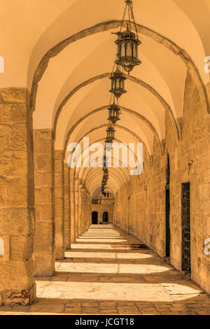 Klassische Steinbögen mit Laternen in der alten Stadt von Jerusalem, Israel. Stockfoto