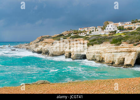 Meeresgrotten Bezirk, in der Nähe von Coral Bay Beach in der Nähe von Paphos, Paphos, Zypern Stockfoto