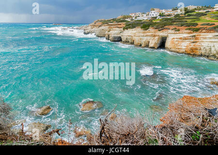 Meeresgrotten Bezirk, in der Nähe von Coral Bay Beach in der Nähe von Paphos, Paphos, Zypern Stockfoto