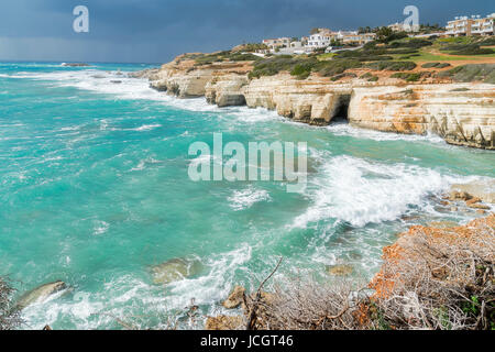 Meeresgrotten Bezirk, in der Nähe von Coral Bay Beach in der Nähe von Paphos, Paphos, Zypern Stockfoto