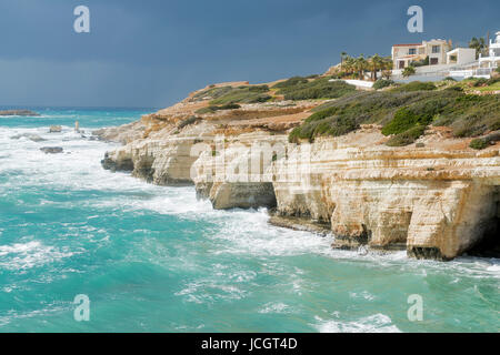 Meeresgrotten Bezirk, in der Nähe von Coral Bay Beach in der Nähe von Paphos, Paphos, Zypern Stockfoto