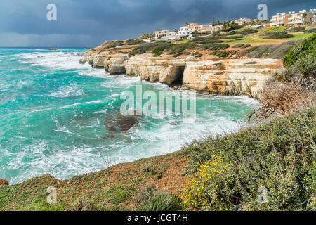 Meeresgrotten Bezirk, in der Nähe von Coral Bay Beach in der Nähe von Paphos, Paphos, Zypern Stockfoto