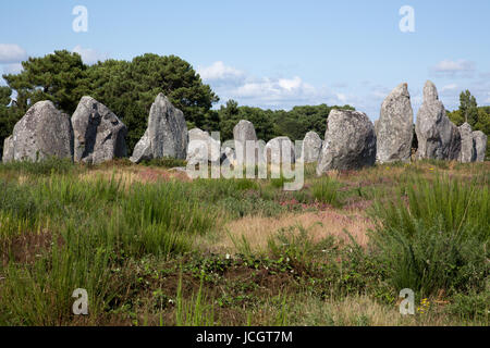 Die Alleen, Steinkreise und Bestattung Hügelgräber am neolithischen Standort in Carnac, Frankreich Stockfoto