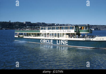 Antike Oktober 1958 Foto, Circle Line VIII Tourenboot am Pier 83 auf dem Hudson River in New York City. Quelle: ORIGINAL 35mm Transparenz. Stockfoto