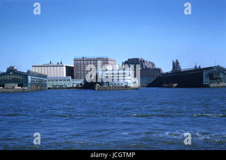 Antike Oktober 1958 Foto Blick auf Pier 56, 57 und 58 aus dem Hudson River in New York City. Quelle: ORIGINAL 35mm Transparenz. Stockfoto