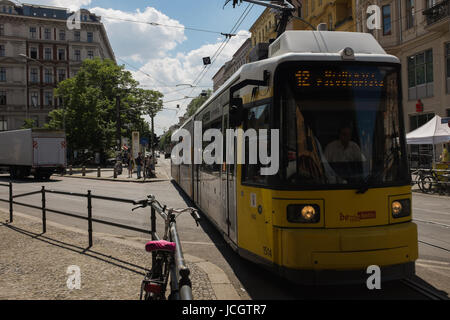 BERLIN, 31. Mai: Eberswalder Straße in Berlin am 31. Mai 2017. Stockfoto