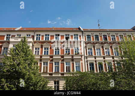 BERLIN, 31. Mai: Typische renovierte Gebäude im Prenzlauer Berg in Berlin am 31. Mai 2017. Stockfoto