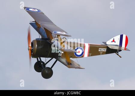 Sopwith Dreidecker "Dixie II" fliegen bei Shuttleworth Stockfoto