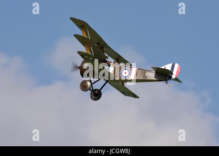 Sopwith Dreidecker "Dixie II" fliegen bei Shuttleworth Stockfoto