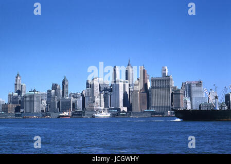 Antike Oktober 1958 Foto Blick auf Downtown in New York City vom Hudson River mit dem Woolworth Gebäude auf der linken Seite. Quelle: ORIGINAL 35mm Transparenz. Stockfoto