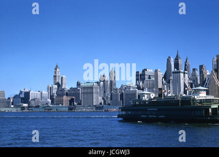 Antike Oktober 1958 Foto, Blick auf Downtown in New York City vom Hudson River mit der Fähre "Cranford" der Jersey zentrale Linien; Woolworth Gebäude auf der linken Seite. Quelle: ORIGINAL 35mm Transparenz. Stockfoto