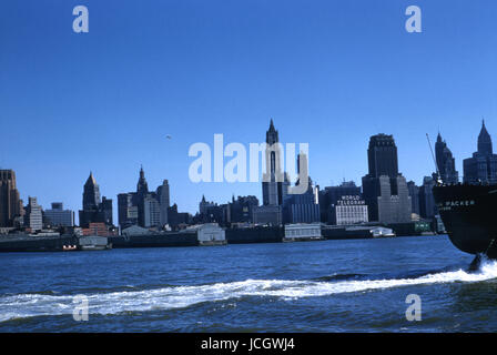 Antike Oktober 1958 Foto Blick auf Downtown in New York City vom Hudson River, mit der Woolworth-Gebäude im Zentrum. Quelle: ORIGINAL 35mm Transparenz. Stockfoto