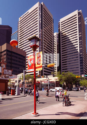 Menschen auf den Straßen von Chinatown in der Innenstadt von Calgary an einem sonnigen Sommertag. Alberta, Kanada 2017. Stockfoto