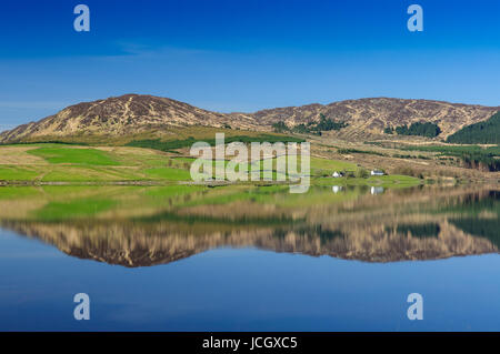 Clatteringshaw Loch Teil des Galloway Hydro Systems im Galloway Forest Park Stockfoto