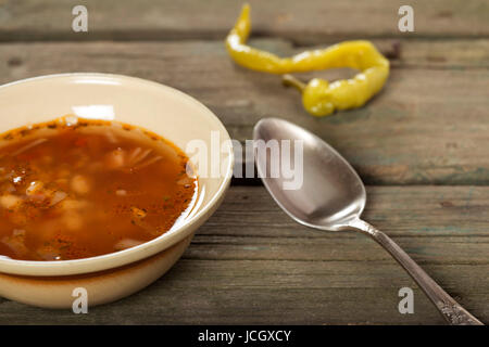 Traditionelle nationale rumänische Suppe Borschtsch mit Bohnen auf den alten hölzernen Hintergrund. Stockfoto