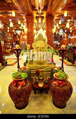 OK Boutique Hotel Foyer Eingang Ganesh Elefant und Schnitzereien Phnom Penh Stockfoto