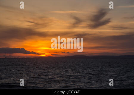 Sonnenuntergang Landschaft Blick über das Wasser des Bristol Channel von Clevedon, North Somerset, UK nach Westen in Richtung Newport & Cardiff in Südwales. Stockfoto