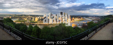 Dramatische Himmel über Pittsburgh Flüsse und Brücken Stockfoto