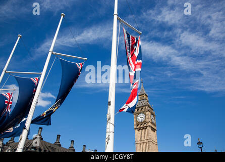 England Fahnen im Wind vor Big Ben, London, UK Stockfoto