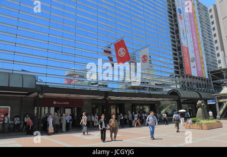 Menschen besuchen Kaufhaus Takashimaya in Yokohama, Japan. Takashimaya ist eine japanische Kaufhauskette 1829 in Kyoto Japan gegründet. Stockfoto