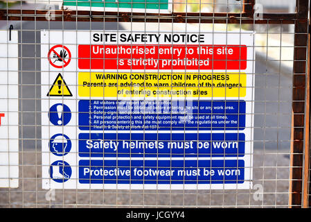 Sicherheitshinweis zur Baustelle Warnschild zur Baustelle in Sutton Road, Southend on Sea, Essex. Schild Stockfoto