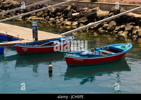 Ein paar kleine offene Lobster Boote vertäut im Hafen bei der spanischen Insel Teneriffa Stockfoto