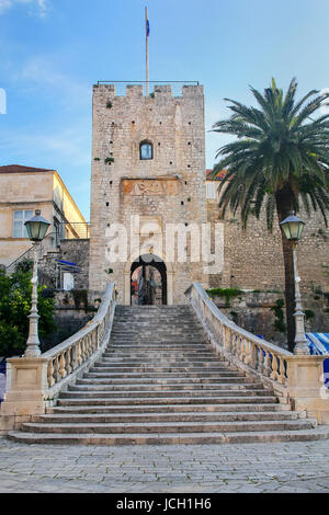 Kopnena Vrata (Landtor) in der Altstadt von Korcula, Kroatien. Korcula ist eine historische Festungsstadt an der geschützten Ostküste der Insel Korcula Stockfoto