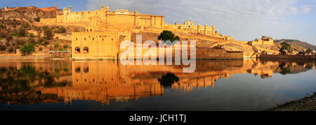 Panorama von Amber Fort spiegelt sich in Maota See in der Nähe von Jaipur, Rajasthan, Indien. Amber Fort ist die wichtigste touristische Attraktion in der Umgebung von Jaipur. Stockfoto